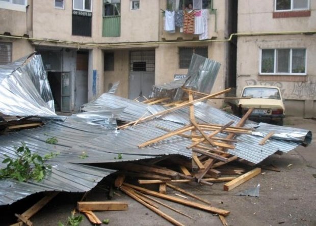 Tablă desprinsă de pe acoperişul spitalului din Slatina, din cauza furtunii 