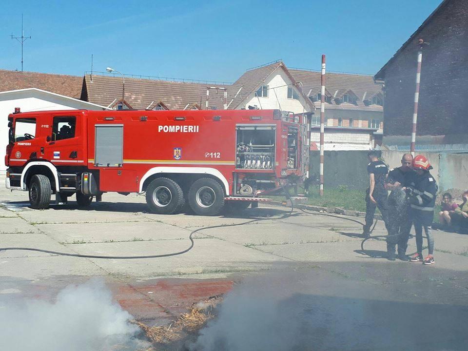 150 de persoane, evacuate în urma unui incendiu la o sală de evenimente din Hunedoara 