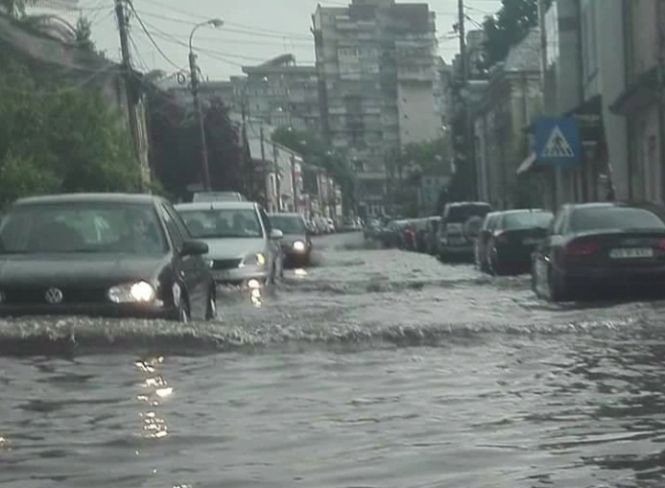 Fenomene meteo extreme în Pitești. Mai multe străzi au fost inundate după o furtună