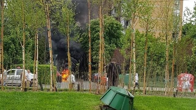 Incendiu în Capitală. Două maşini au luat foc în cartierul Titan - VIDEO