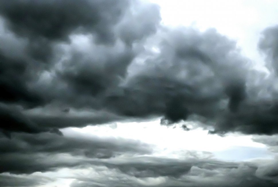 Prognoza meteo. Avertisment ANM de ploi torenţiale, descărcări electrice şi temperaturi în scădere
