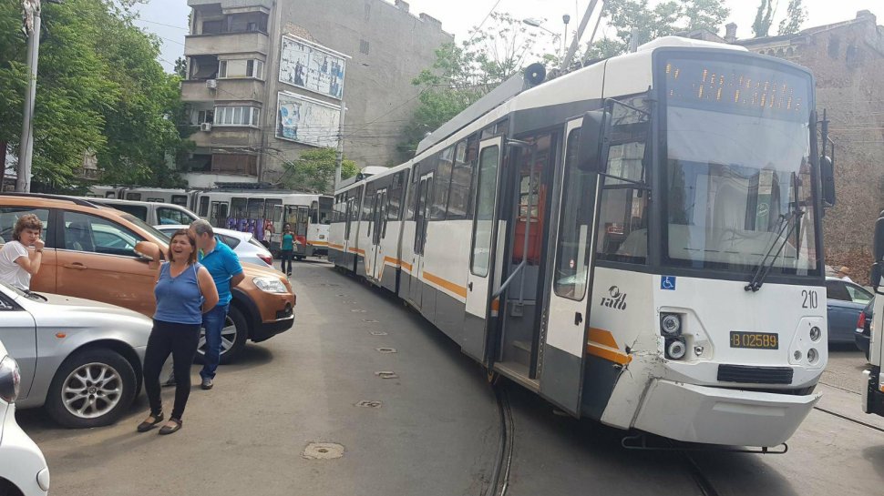 Zeci de tramvaie blocate în Capitală, după ce un şofer şi-a lăsat maşina pe linia de tramvai