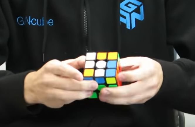 A rezolvat un Cub Rubik în doar patru secunde! Cum a reușit recordul mondial - VIDEO