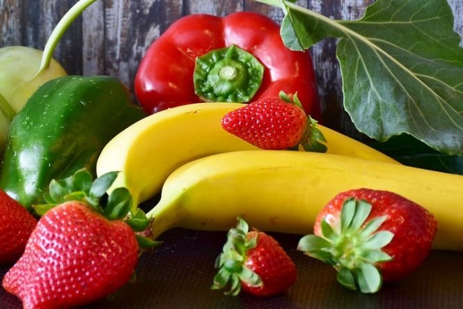 Alarmant! Românii mănâncă fructe şi legume toxice, pe care statul nu le controlează