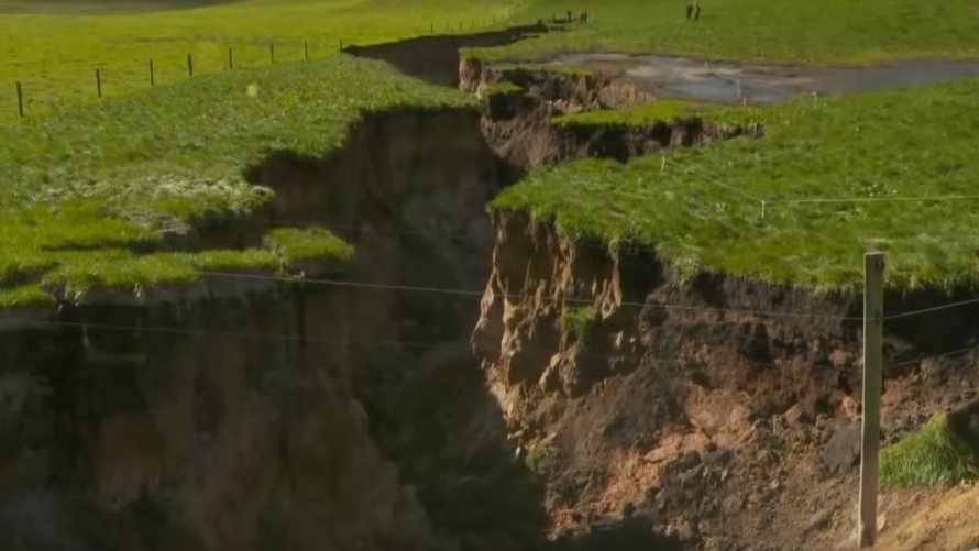 Descoperire uimitoare la baza unei fisuri uriaşe formată în Noua Zeelandă. Are o vechime de 60.000 de ani - VIDEO