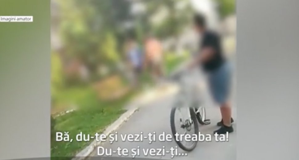 Exasperat de gălăgia pe care cei mici o fac în parcul din fața blocului său, un bărbat a recurs la un gest incredibil! Totul a fost filmat