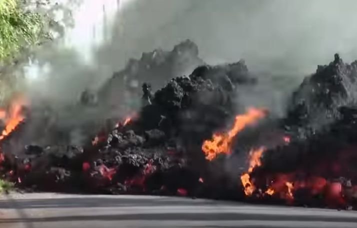 Mașină înghițită de lavă în Hawaii. Imagini incredibile