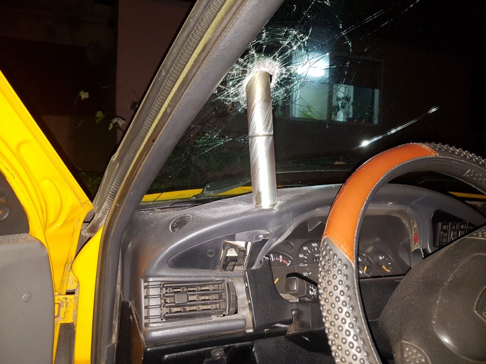 Un obiect misterios a căzut din cer și s-a înfipt în parbrizul unei mașini din Craiova