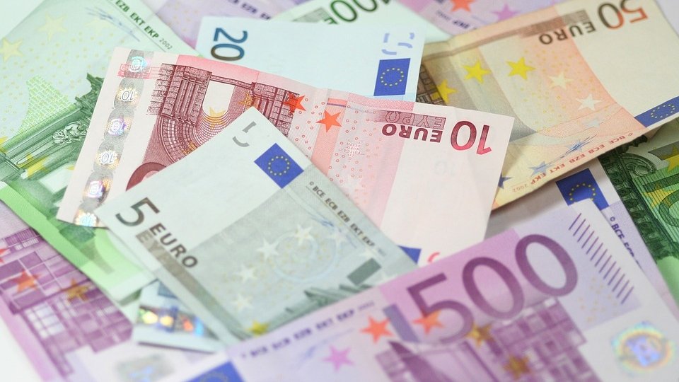 Curs valutar. Euro, la cel mai mic nivel din ultimele trei luni