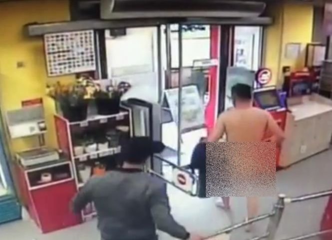 Un bărbat s-a dezbrăcat complet într-un supermarket din Bucureşti în timp ce făcea cumpărături