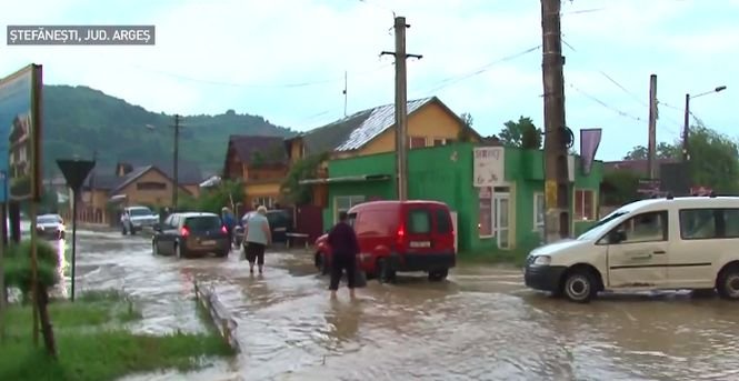 Un oraș din România a fost inundat complet după o ploaie torențială. A fost declarată situaţie de urgenţă