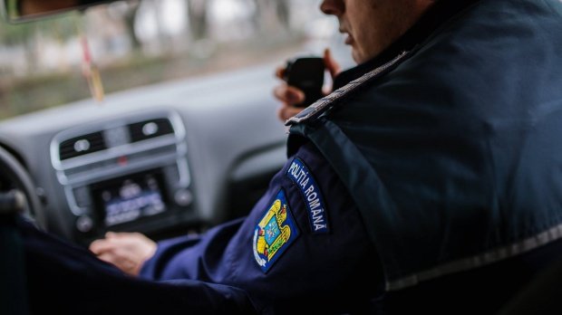 Un polițist din Timiș, umilit de către un șofer. Agentul a fost scuipat, amenințat și lovit de către participantul la trafic