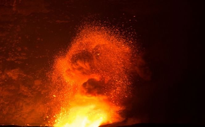 Șocant. Momentul în care un bărbat descoperă în grădina sa un vulcan care aruncă lavă. „Pământul se cutremura și...”- VIDEO