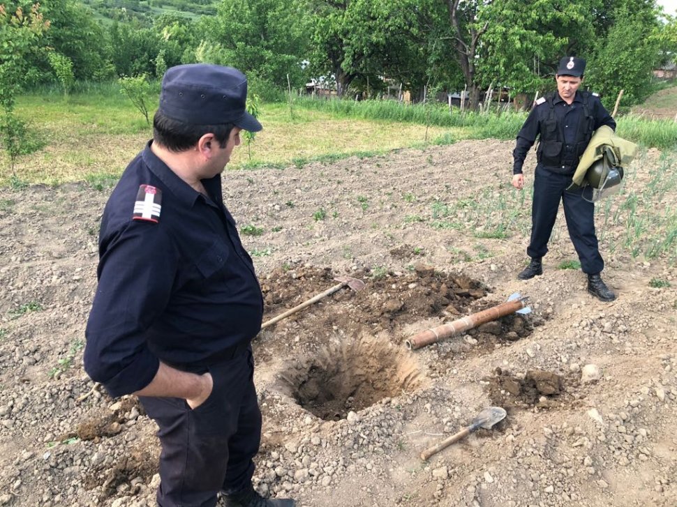 Un locuitor din Botoșani a auzit o bușitură în grădină. Ceva a căzut din cer. Când a realizat ce e, a chemat urgent poliția