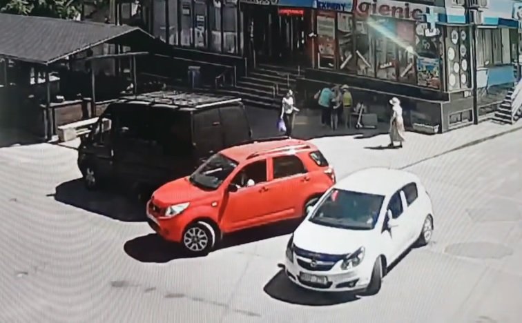 VIDEO. Șoferiță căutată în toată țara de poliție. Cum a fost filmată de o cameră de supraveghere