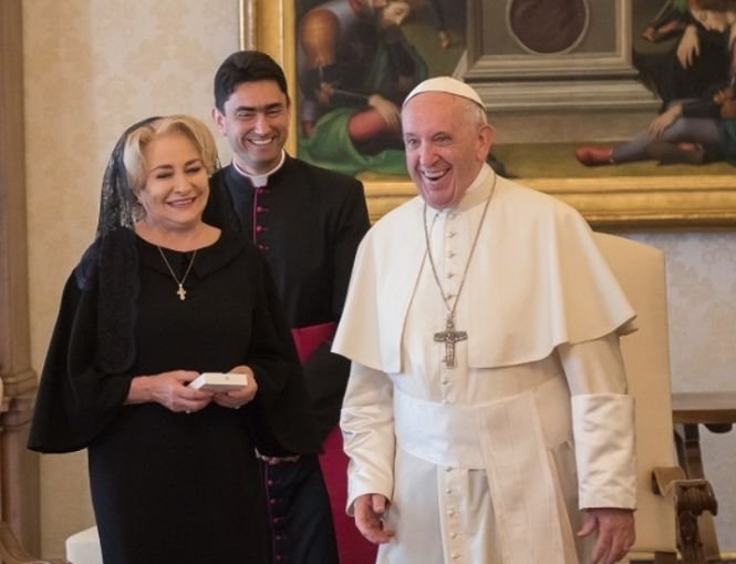 Ce cadouri a primit Viorica Dăncilă de la Papa Francisc