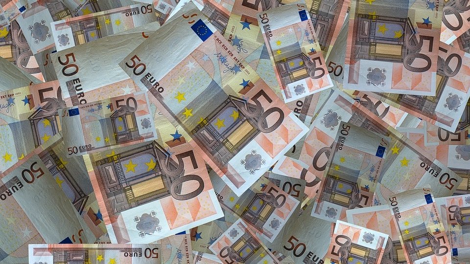 CURS VALUTAR. Euro a ajuns la cel mai mic nivel din ultimele trei luni