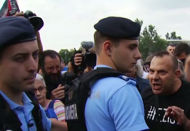 Anunțul făcut de Jandarmeria București. De ce jandarmii au fost înarmați cu pistoale-mitralieră la protestul din Piața Victoriei