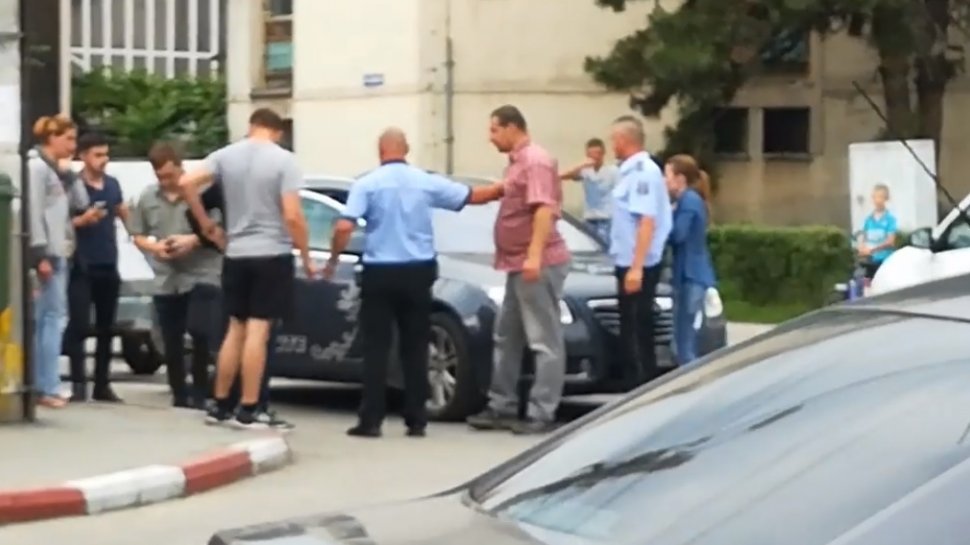 Bătaie în trafic, la Târgu Jiu. Trei bărbaţi s-au luat la pumni într-o intersecţie - VIDEO