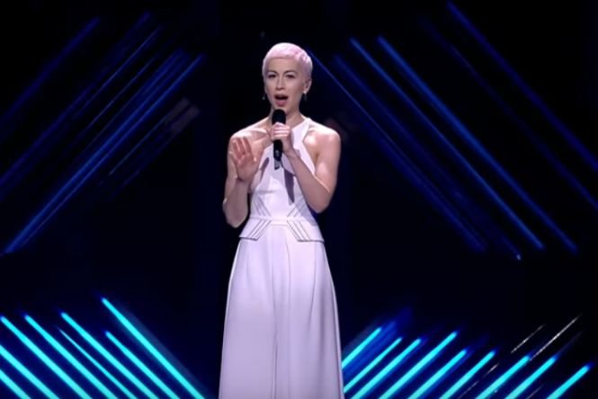Incident la Eurovision. Un bărbat a urcat pe scenă şi i-a smuls microfonul reprezentantei Marii Britanii. Ce a strigat acesta