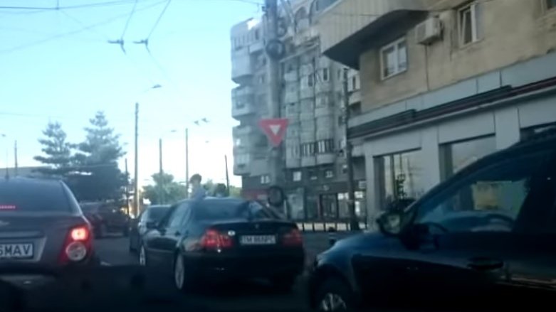 Inconștiență dusă la extrem! Copii scoși pe trapa unei mașini care circula cu viteză în Timișoara - VIDEO