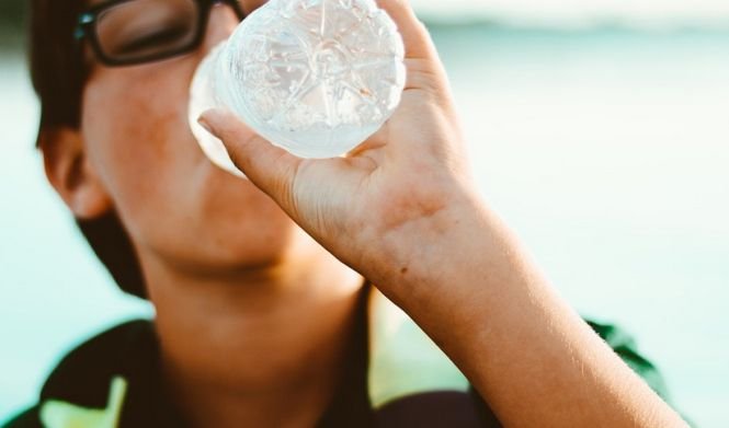 Testul simplu pe care îl putem face pentru a afla dacă bem suficientă apă