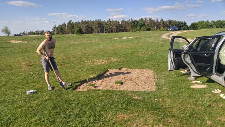 Un bărbat din Iași a mers la furat de gazon cu mașina de lux - FOTO 526764