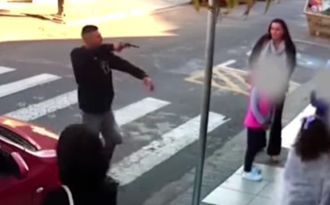 Ce a făcut o mamă care își aștepta copiii, când a văzut un bărbat înarmat lângă școală - VIDEO