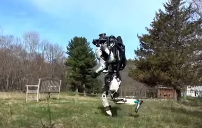 Robotul biped de la Boston Dynamics i-a speriat pe internauți! A ieșit la alergat și... - VIDEO