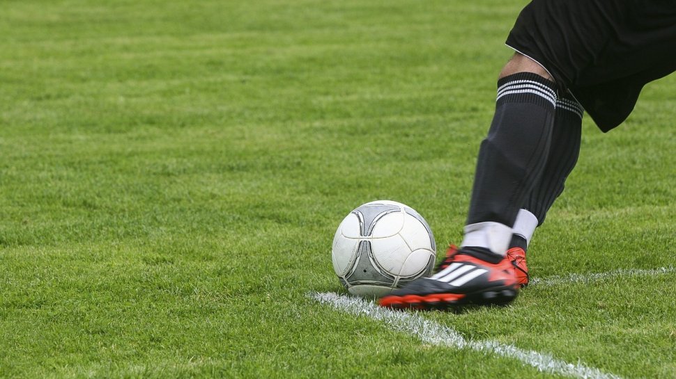 Un fotbalist român a fost accidentat grav în timpul meciului. A rămas inconștient pe gazon