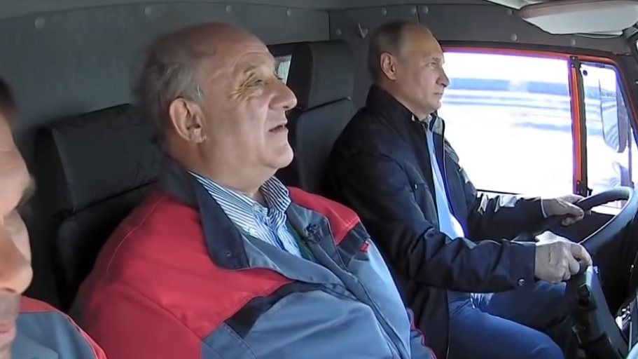Detaliul observat la Vladimir Putin în timp ce conducea camionul pe podul din Crimeea - VIDEO