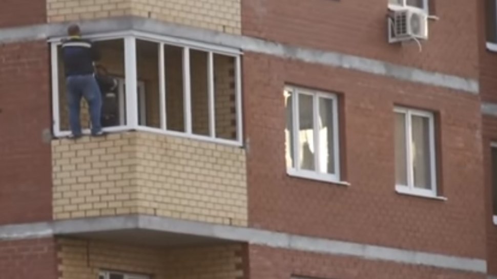 Imagini de coșmar. A stat atârnat minute în șir la etajul 12. Este incredibil pentru ce și-a riscat bărbatul viața - VIDEO
