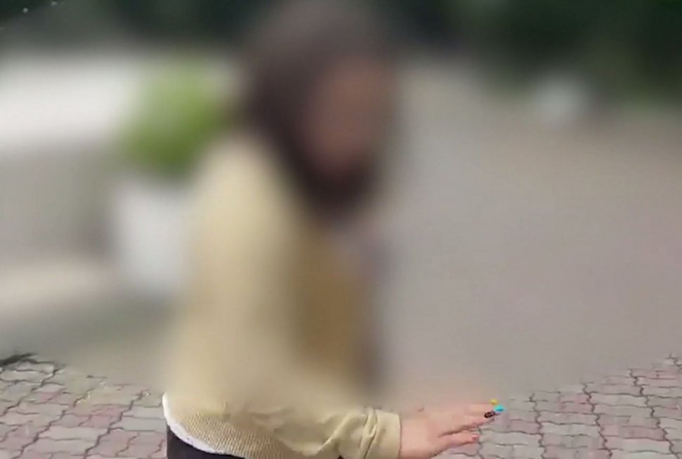 Scene șocante într-un parc din județul Dâmbovița. Două adolescente s-au bătut cu pumnii și picioarele în mijlocul zilei - VIDEO