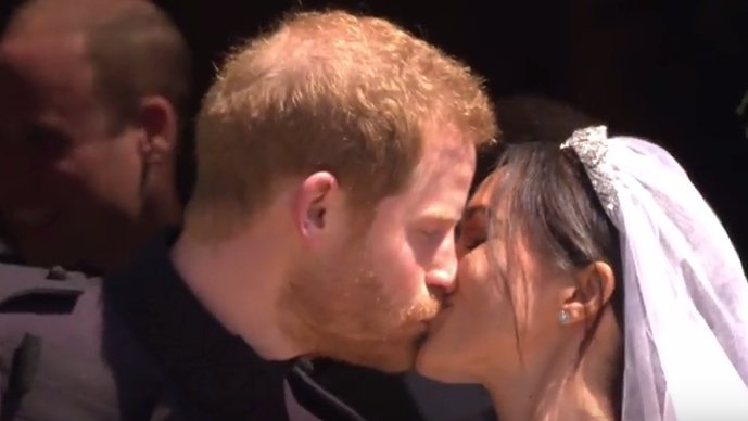 Adevărul din spatele sărutului dintre Harry și Meghan de pe treptele bisericii. Ce se ascunde de fapt în spatele gestului 