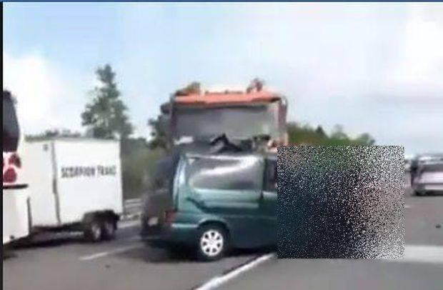Primele imagini de la tragedia din Ungaria. Un microbuz din Mureș a fost implicat în accident, iar nouă români au murit 528657
