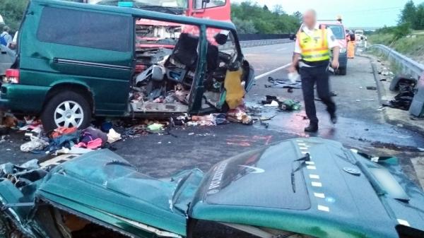 Primele imagini de la tragedia din Ungaria. Un microbuz din Mureș a fost implicat în accident, iar nouă români au murit 528693