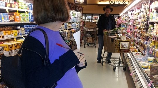 Era într-un supermarket din București aproape de ora închiderii, când a văzut o femeie însărcinată în pijama și cu un ochi vânăt. Când a fost întrebată dacă este bine, tânăra a izbucnit în lacrimi și… Este uluitor ce a urmat