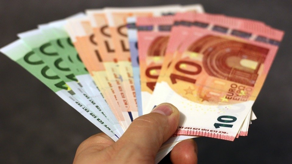 CURS VALUTAR. Euro creşte spre 4,63 lei
