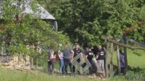 Crimă odioasă în județul Bistrița-Năsăud. Un bărbat a fost ucis, tranșat și aruncat într-un pârâu