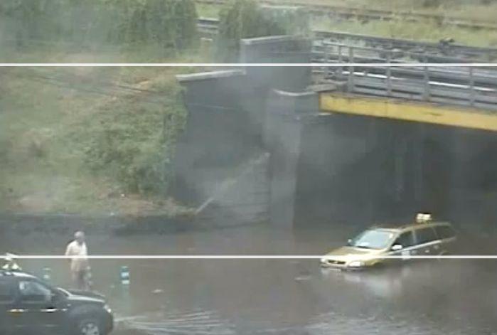 Panică în Lugoj. Șoferii au rămas blocați cu mașinile pe străzi inundate, în urma unei ploi torențiale