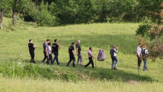 S-au trezit cu un musafir la ușă și s-au pus pe băut. Spre dimineață au adormit, beți. Când s-au trezit, au văzut ce era în mijlocul camerei 529073