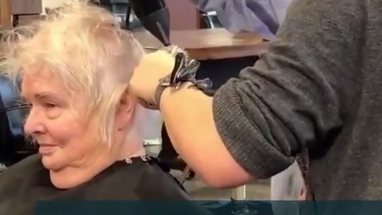 A intrat în frizerie și a văzut o bătrână stând pe scaun. De ea s-a apropiat coafeza, dar și soțul femeii...Ce a urmat este de-a dreptul incredibil. Toți cei prezenți au început să plângă (VIDEO)