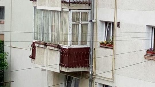 Imagine incredibilă surprinsă în Sinaia. Ce s-a văzut la parterul unui bloc (FOTO) 529276