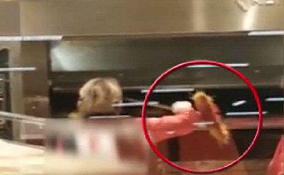 Imagini șocante într-un supermarket! O angajată se folosește de coada măturii ca să întoarcă produsele de patiserie 