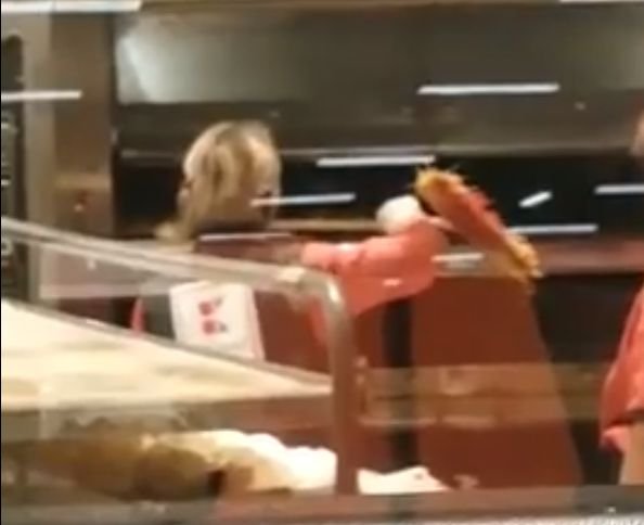 Situație revoltătoare în Pitești. Angajații unui supermarket, surprinși când întorceau produse de patiserie cu coada de mătură - VIDEO