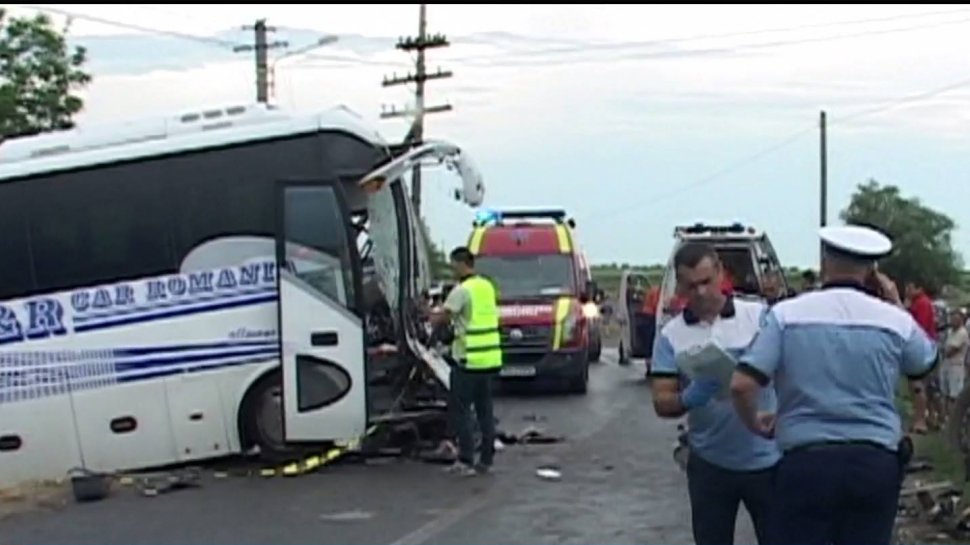 Tragedie pe șosea! Două persoane au murit, iar alte două sunt în stare gravă, după o ciocnire violentă între un autobuz și o basculantă