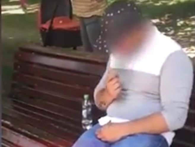 Scene șocante în Cluj. Un bărbat a fost surprins drogat în parc, printre copii - VIDEO