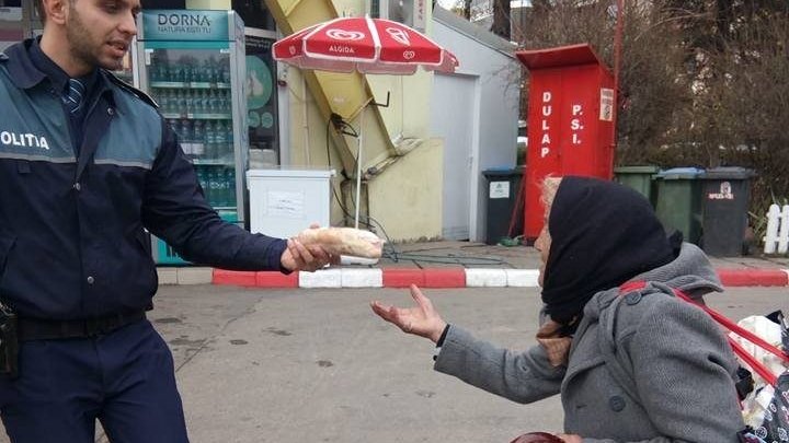 Gestul emoționant pe care l-a făcut un polițist când a văzut o bătrânică plângând lângă o benzinărie. Povestea a devenit virală pe rețelele de socializare