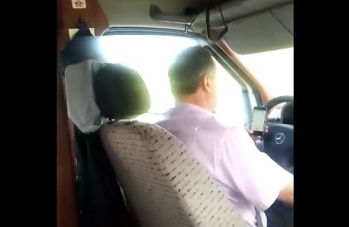 Imagini scandaloase! Un șofer de microbuz a fost filmat cu două telefoane în mâini, în timp ce se afla la volan