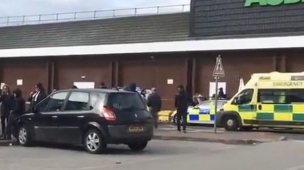O mașină a intrat în mulțime în Marea Britanie. Un bărbat a murit și alte câteva persoane au fost rănite